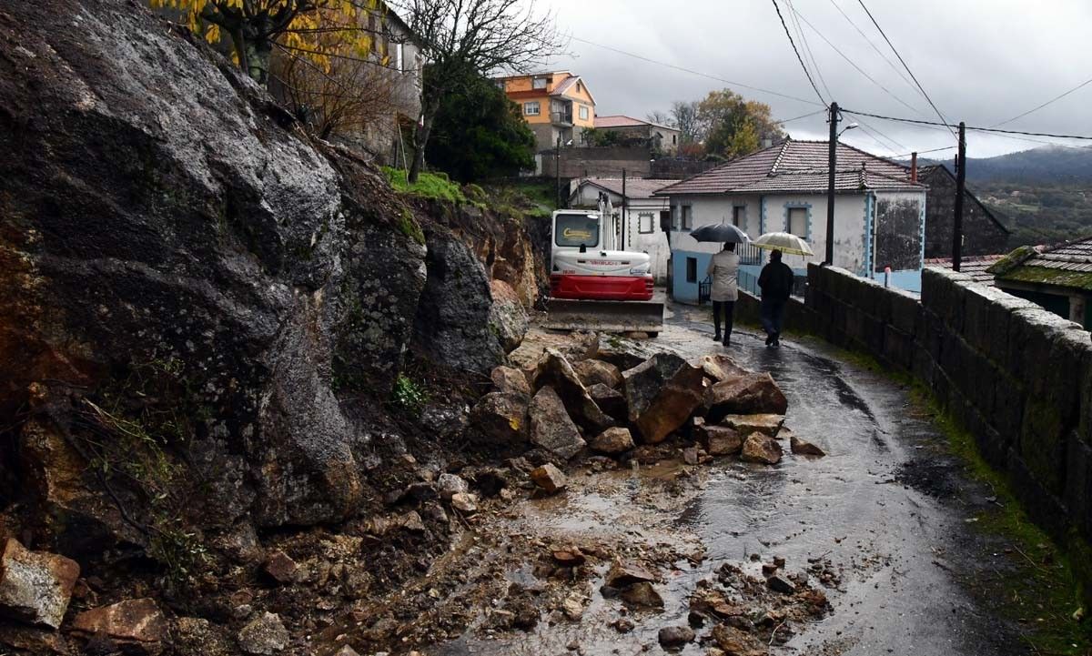Obras de ampliación do camiño principal de Tourón