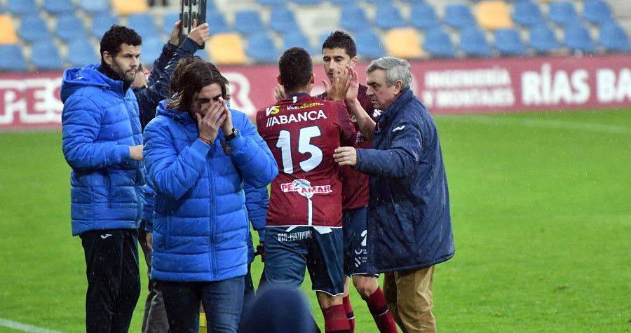 Nacho López é cambiado por lesión no partido entre Pontevedra e Coruxo en Pasarón