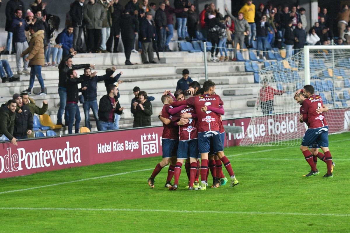 Os xogadores do Pontevedra celebran o gol do triunfo ante o Coruxo en Pasarón