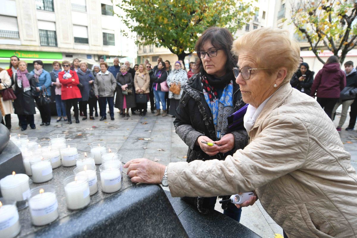 Concentración contra as violencias machistas en Marín durante o 25-N
