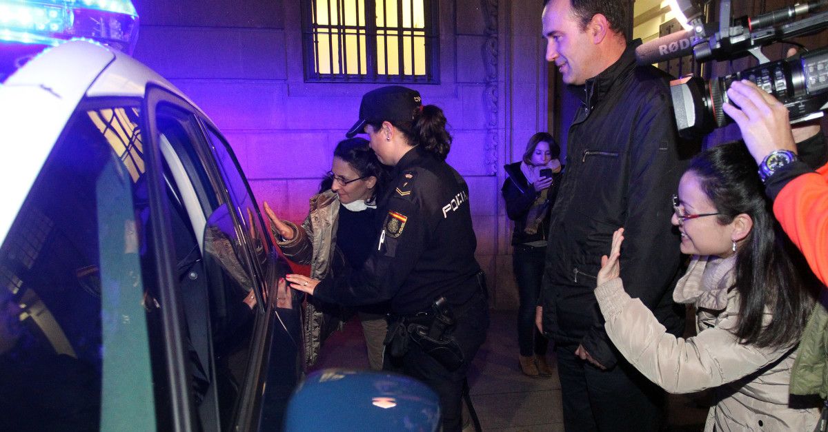 Defensores de los 'miguelianos', a la salida de la Audiencia Provincial, en el último día del juicio
