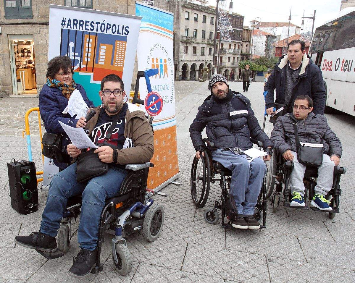 Paulo Fontán, en el centro, en una concentración de Amizade dentro de la campaña #Arrestópolis