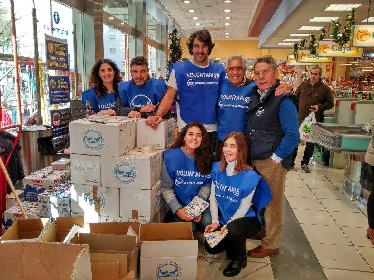 David Amor, padriño da Gran Recollida do Banco de Alimentos, no supermercado Froiz da avenida de Vigo