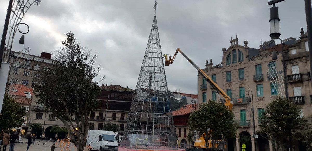Montaxe da árbore de Nadal na Ferrería