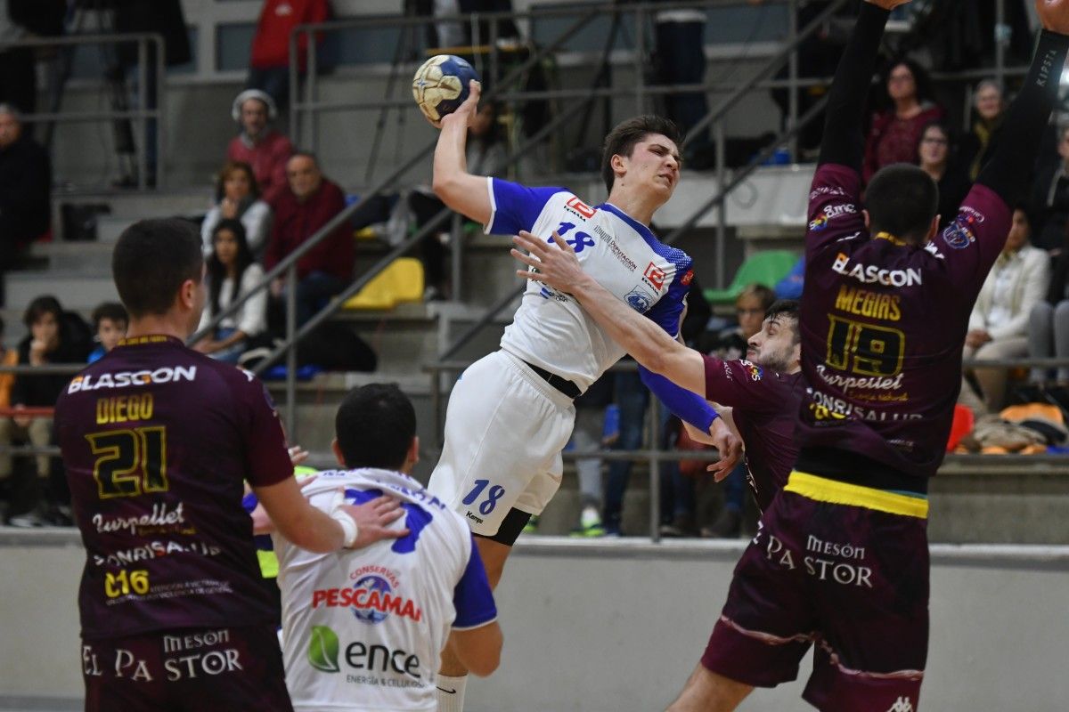 Álvaro Preciado no partido do Cisne ante o Villa de Aranda