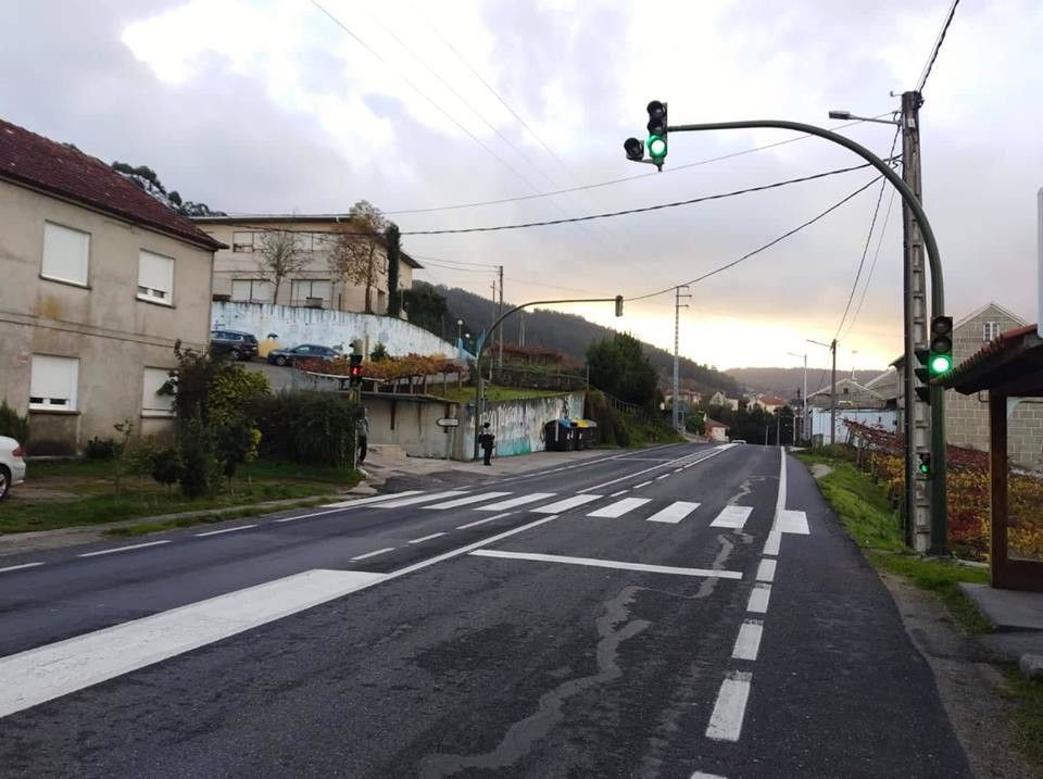 Pintado de línea contínua na PO-551 á altura do CEIP Ardán