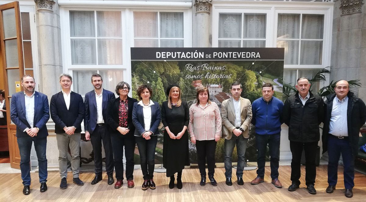 Foto de familia de los concellos beneficiarios del Plan DepoRemse