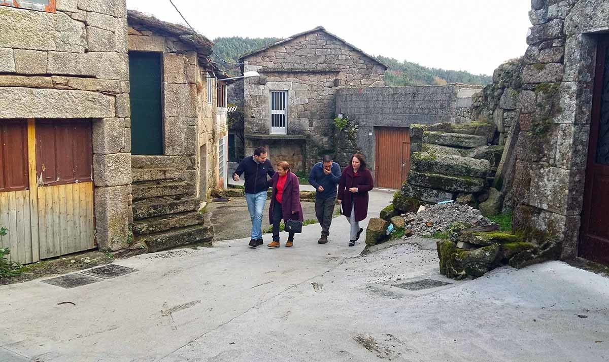 Camiños renovados no lugar de Barro