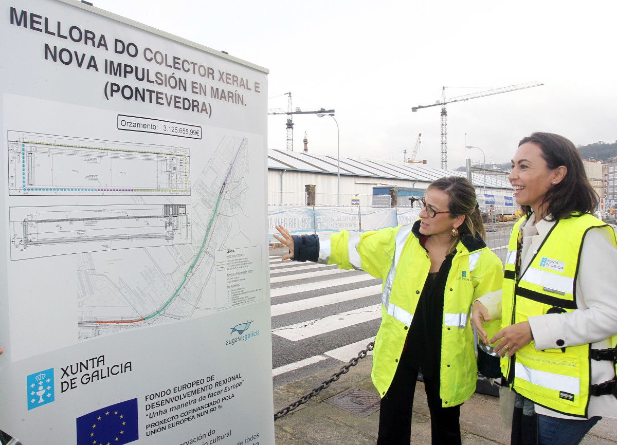 Ethel Vázque e María Ramallo ven o proxecto das obras do novo colector de Marín