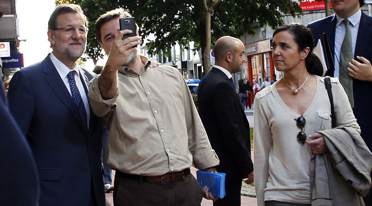 Jacobo Moreira fai un 'selfie' con Mariano Rajoy durante o seu paseo por Pontevedra
