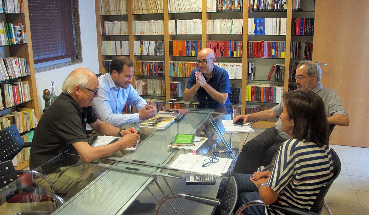 Reunión de Jorge Cubela con directivos de la editorial Galaxia
