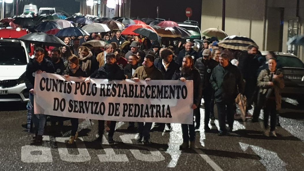 Manifestación en Cuntis para reclamar o servizo de Pediatría