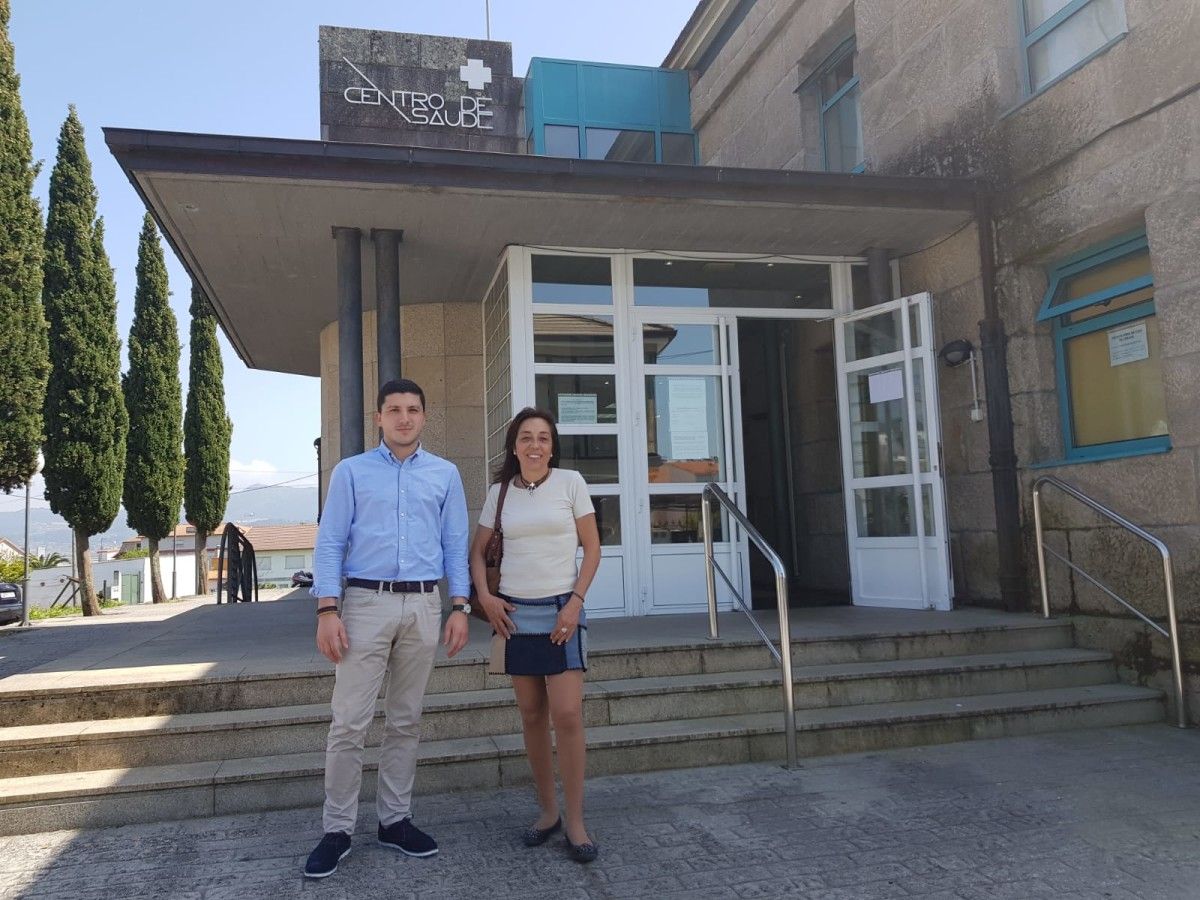 Miembros de la Plataforma de San Salvador en el centro de salud de Anafáns
