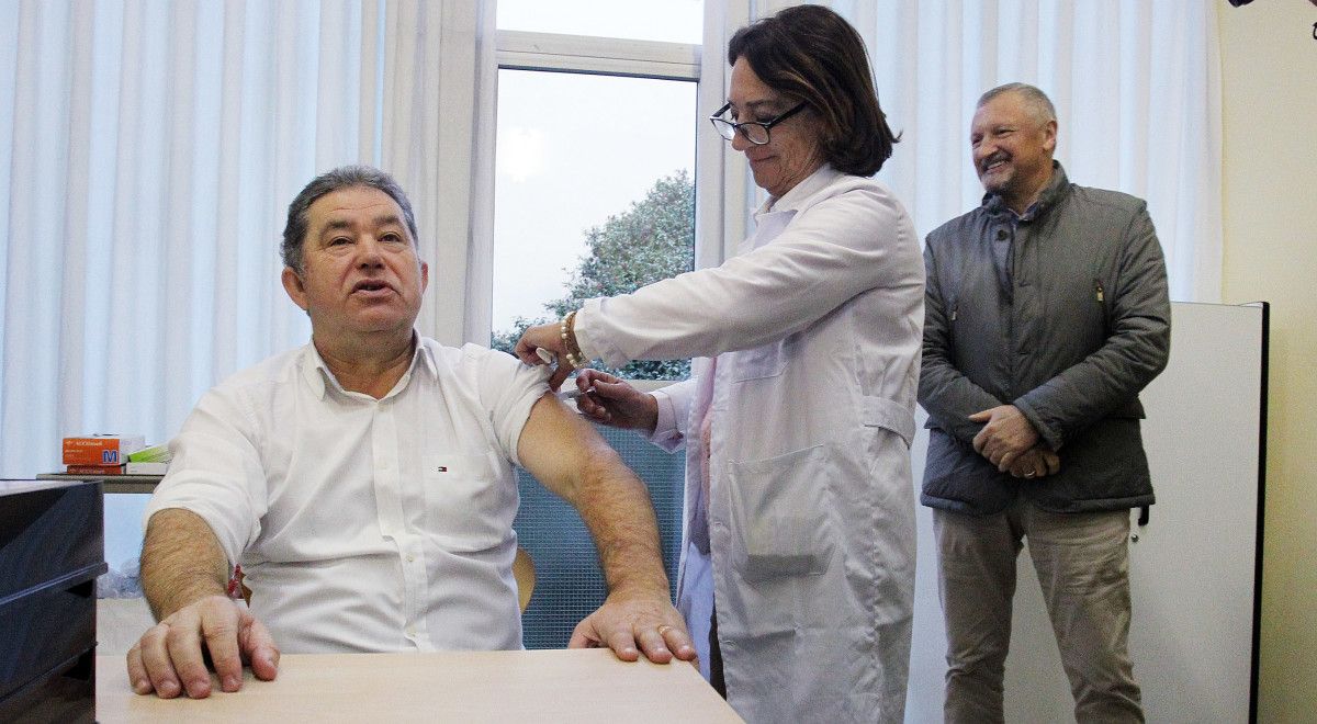 O alcalde de Pontevedra vacínase contra a gripe