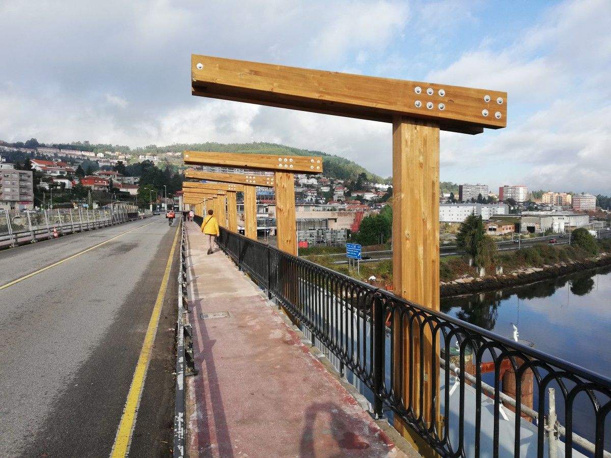 Instalación da marquesiña da ponte da Barca