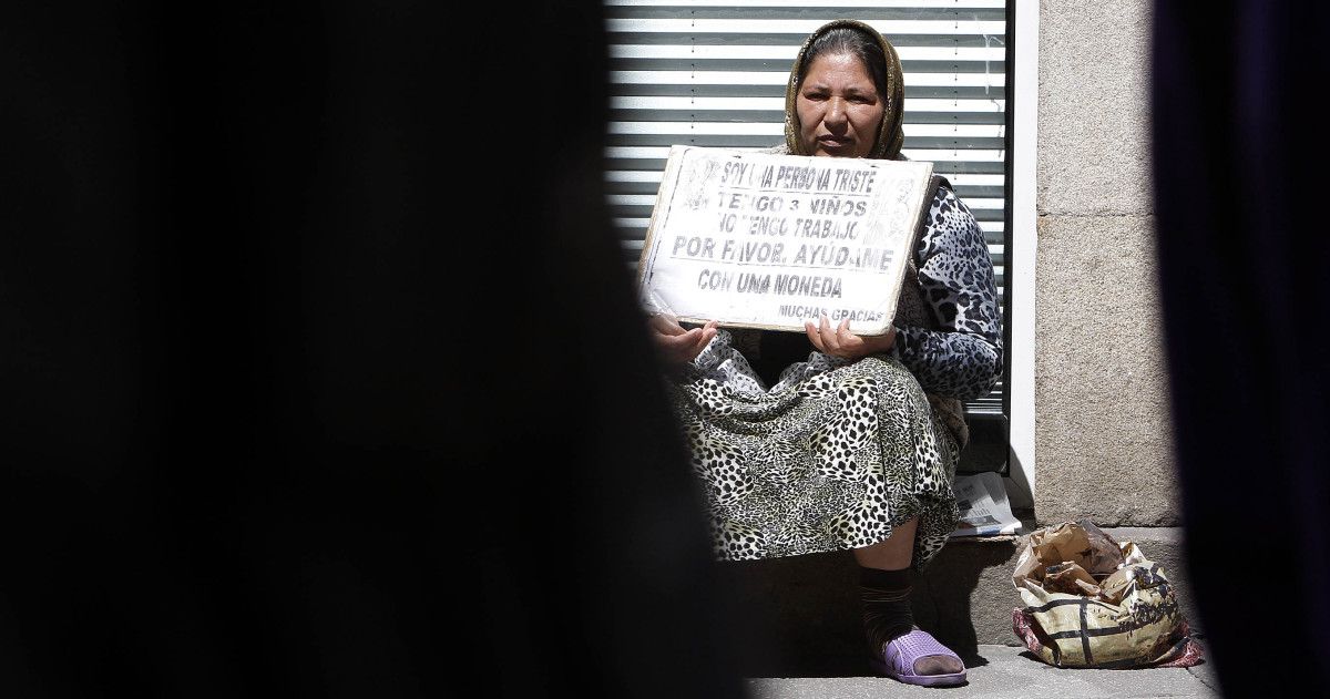Persona con escasos recursos pidiendo en la calle