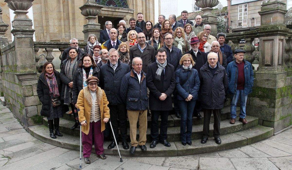 Asociaciones de Amigos do Camiño con la directora de Turismo y el conselleiro de Cultura ante la Peregrina