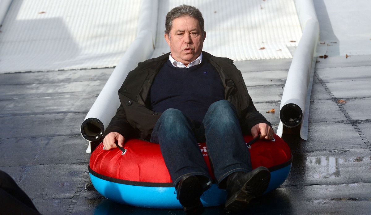  El alcalde y varias concejalas se lanzan en flotador por la rampa instalada en la Plaza de España