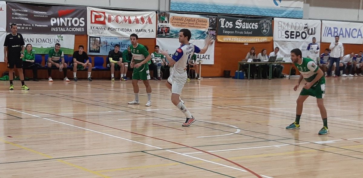 Partido entre Cisne y Handbol Bordils en el CGTD
