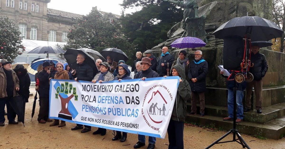 Concentración de pensionistas en defensa de los servicios públicos