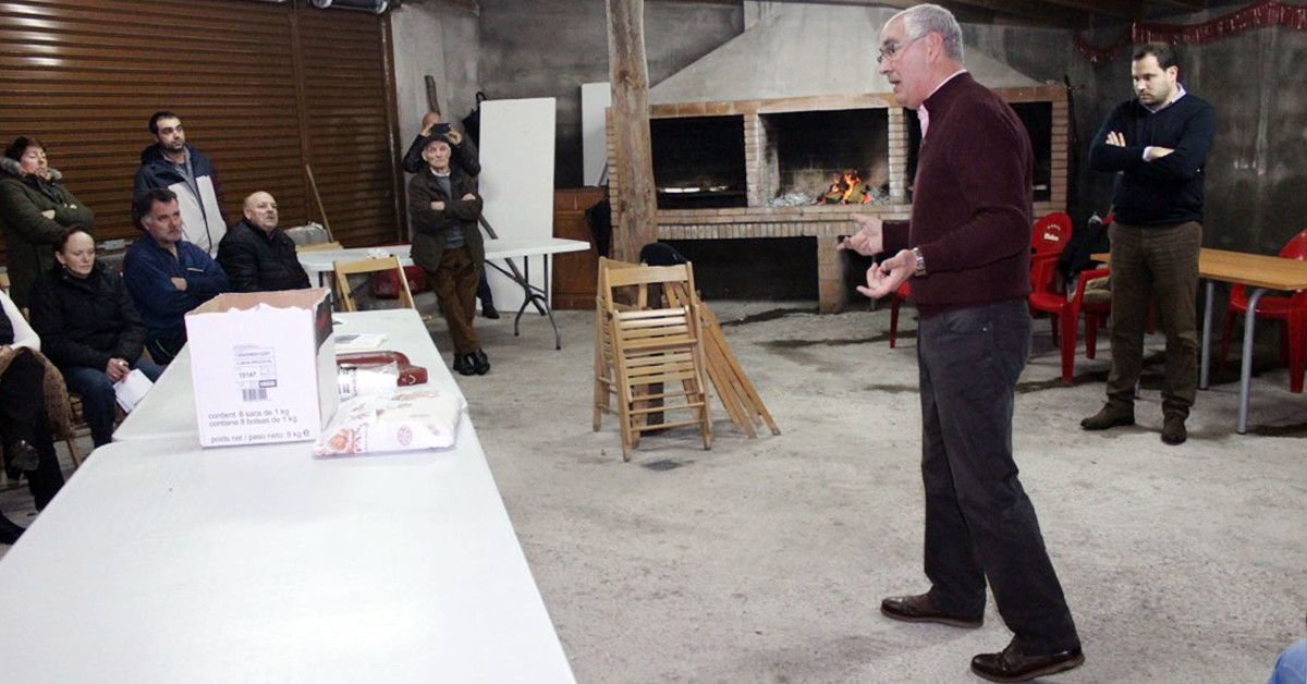 Reunión de los alcaldes de Cotobade y A Lama con los vecinos de Barbeira de Arriba 