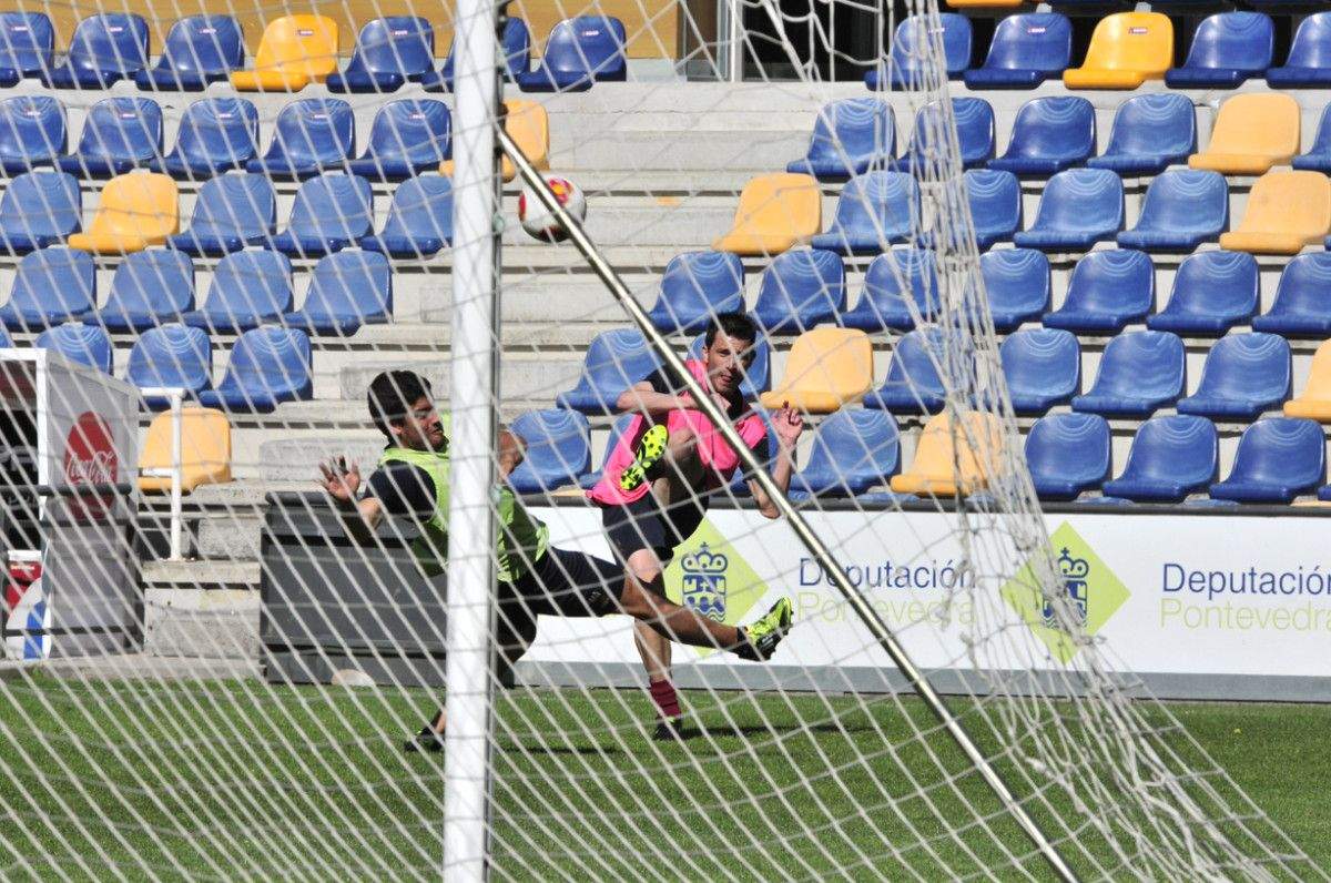Un momento do adestramento do Pontevedra en Pasarón