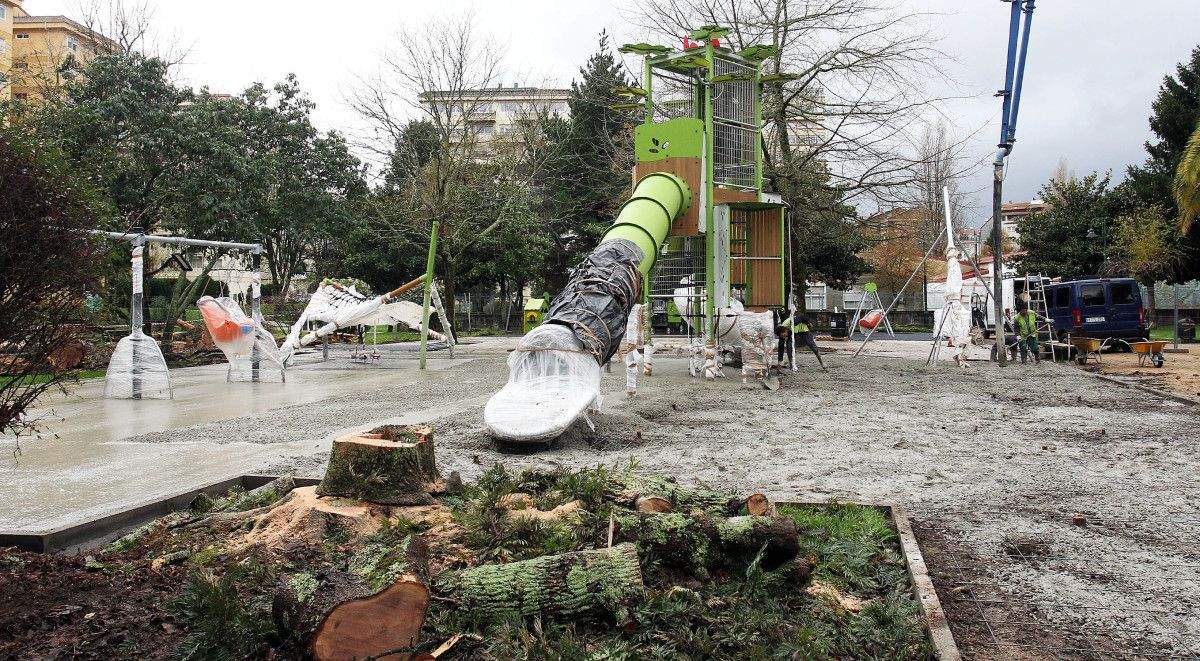 Obras de instalación del parque infantil de Campolongo