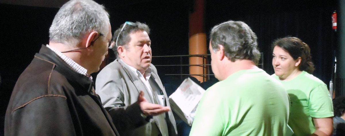 Miembros de 'Salvemos a Fracha' con el alcalde