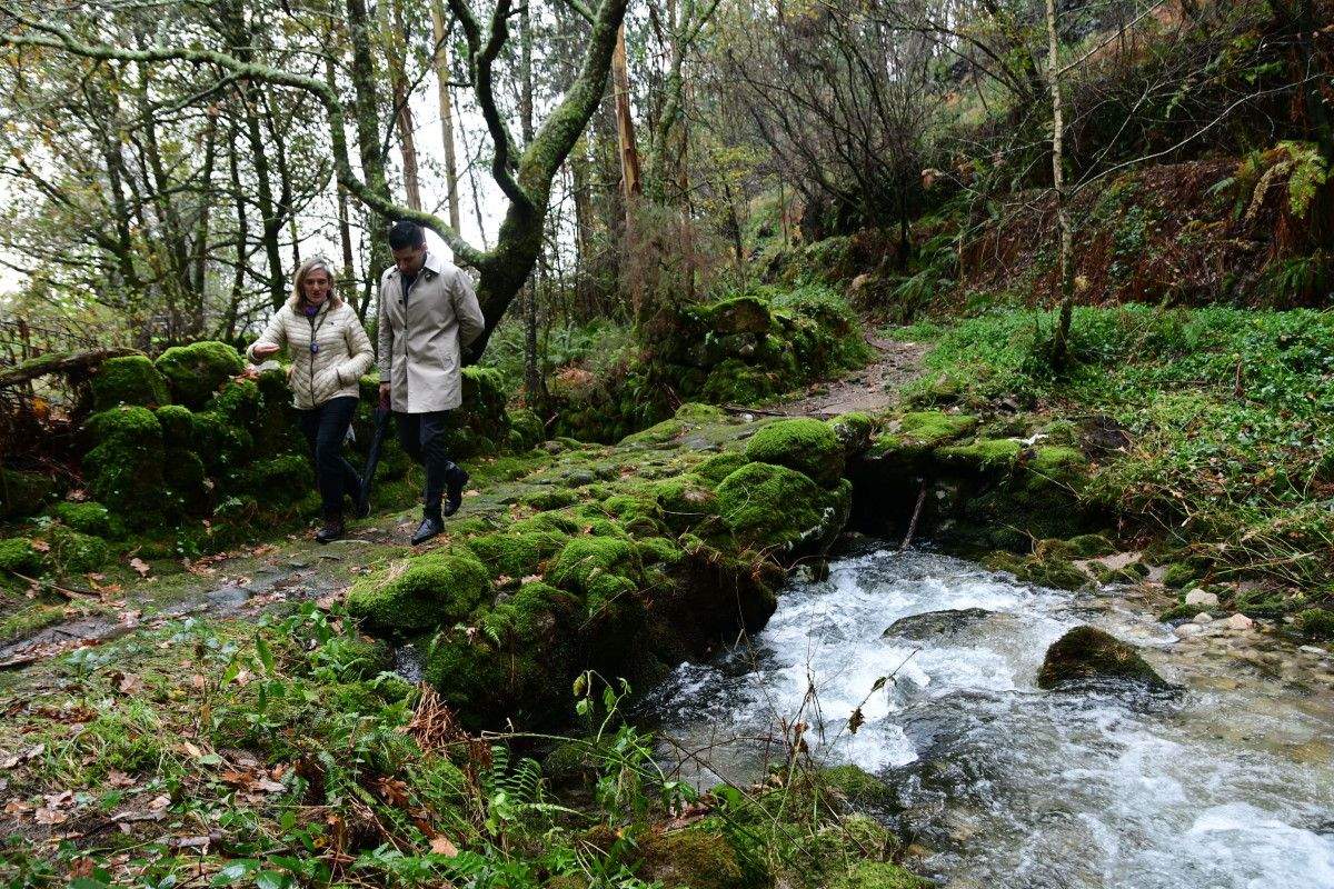 O alcalde Andrés Díaz visita os terreos do primeiro parque forestal de Ponte Caldelas
