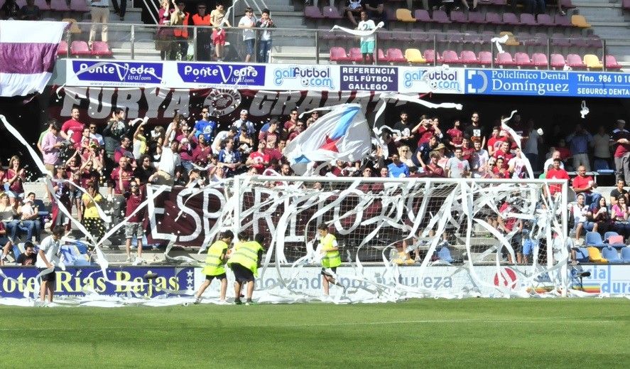 Recibimento da afección de Fondo Norte ao Pontevedra antes de comezar o partido co Portugalete