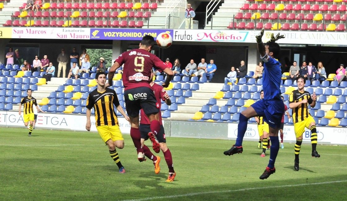 Pablo Carnero consegue con este remate de cabeza o gol do Pontevedra fronte ao Portugalete en Pasarón