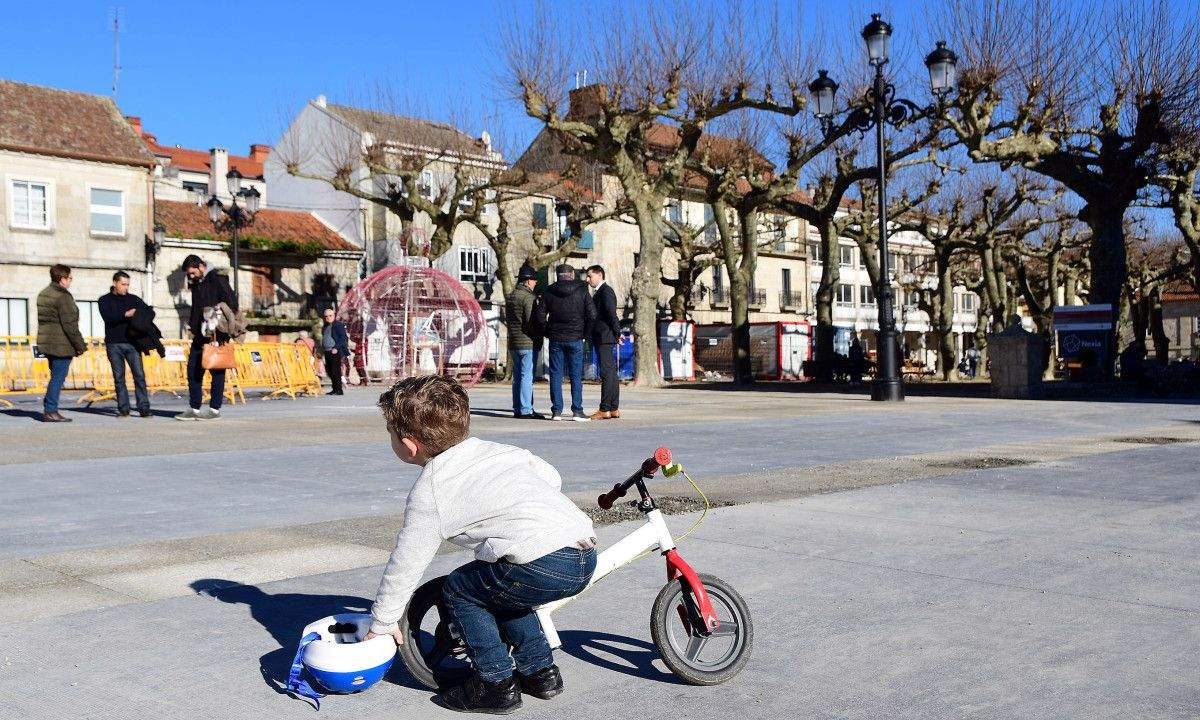 Niños jugando en la plaza de España de Ponte Caldelas