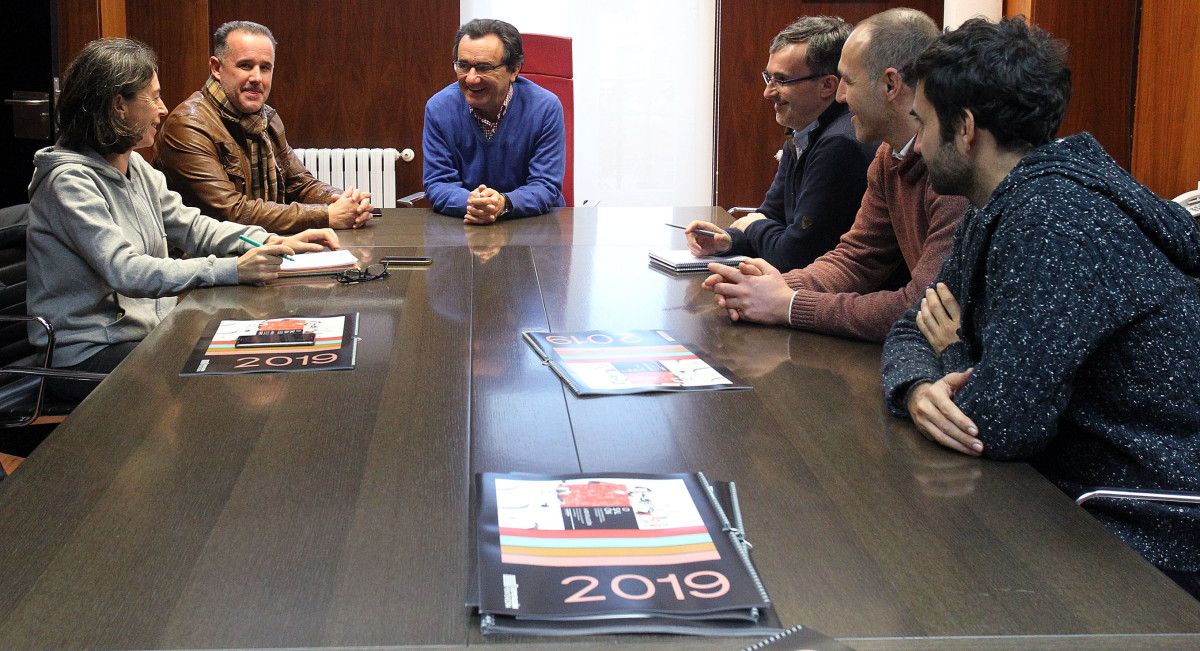 Reunión entre el Concello y la empresa adjudicataria de las piscinas de Campolongo