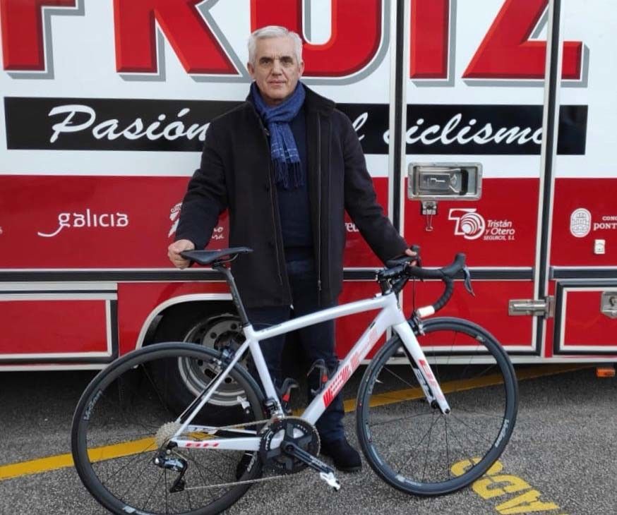 Evaristo Portela posa con la nueva bicicleta del Froiz