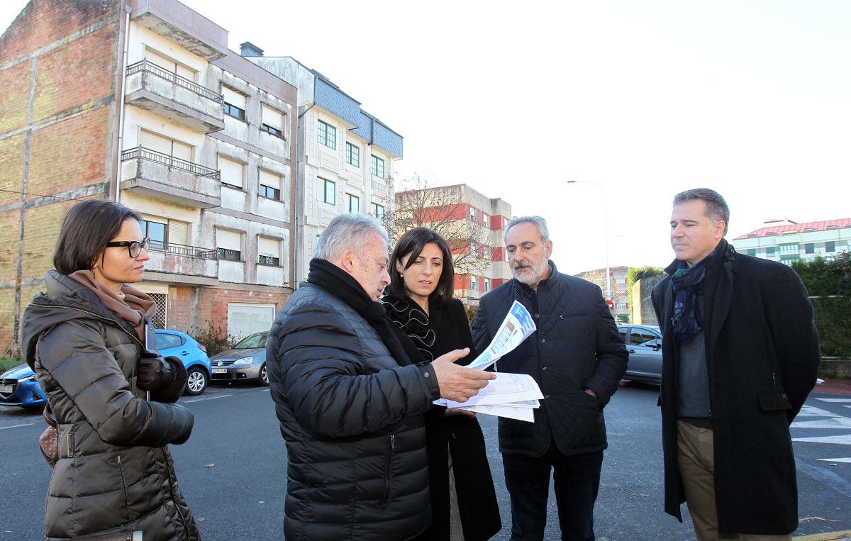 Ángeles Vázquez, conselleira de Vivenda, ante o edificio da rúa Alemaña, que vai ser rehabilitado