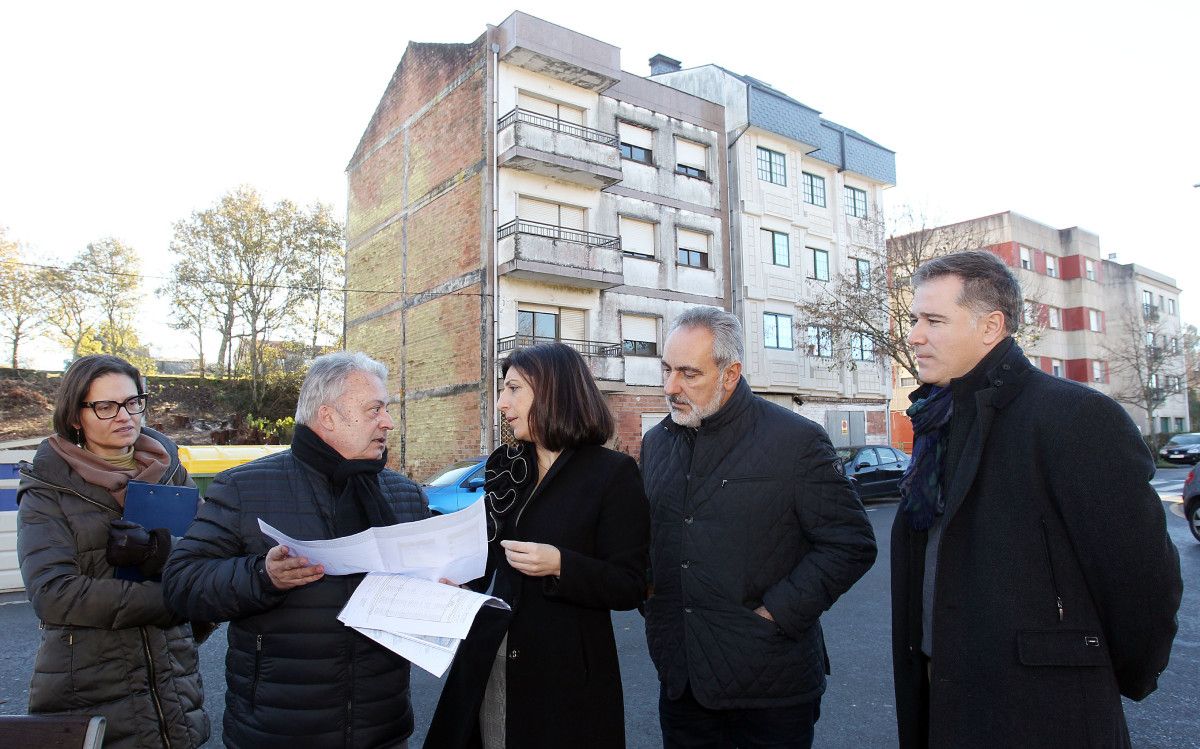 Ángeles Vázquez, conselleira de Vivenda, ante el edifico de la calle Alemaña, que va a ser rehabilitado (archivo)
