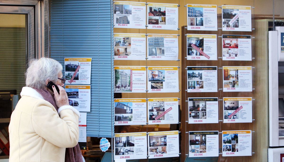 Escaparate dunha inmobiliaria da cidade