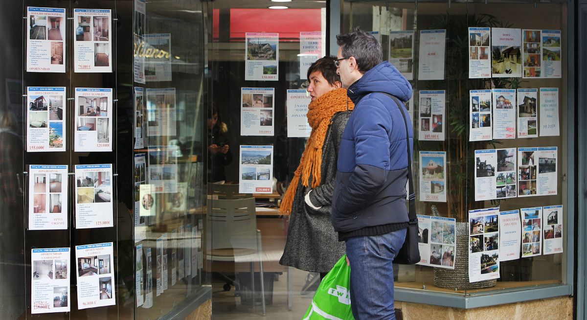 Escaparate dunha inmobiliaria da cidade