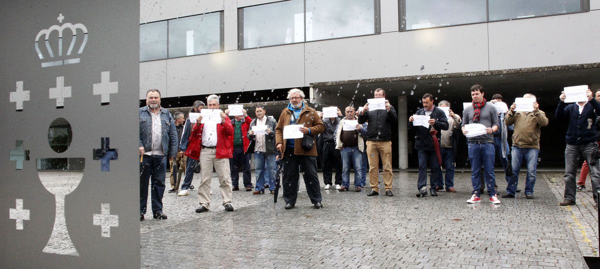 Encierro de trabajadores de Construcciones Crespo en la Xunta