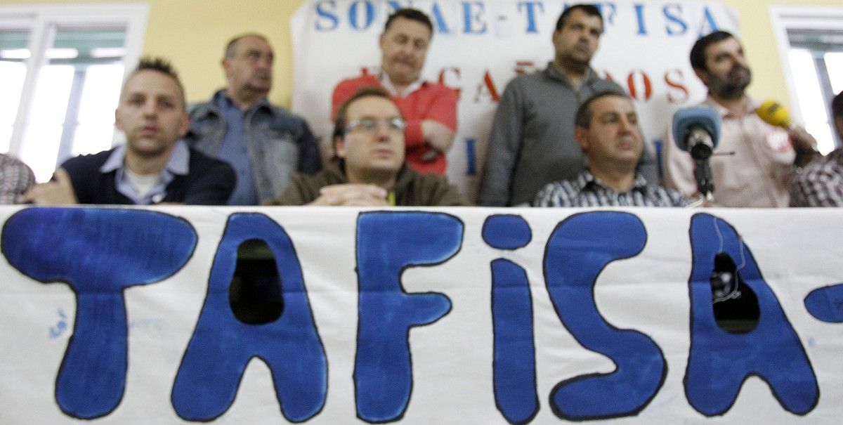 Miembros del comité de empresa de Tafisa con los secretarios comarcales de CC.OO., CIG y UGT