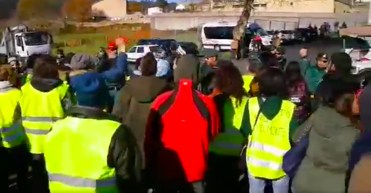 Protestas durante o Campionato Provincial de Caza de Raposo en Cerdedo-Cotobade