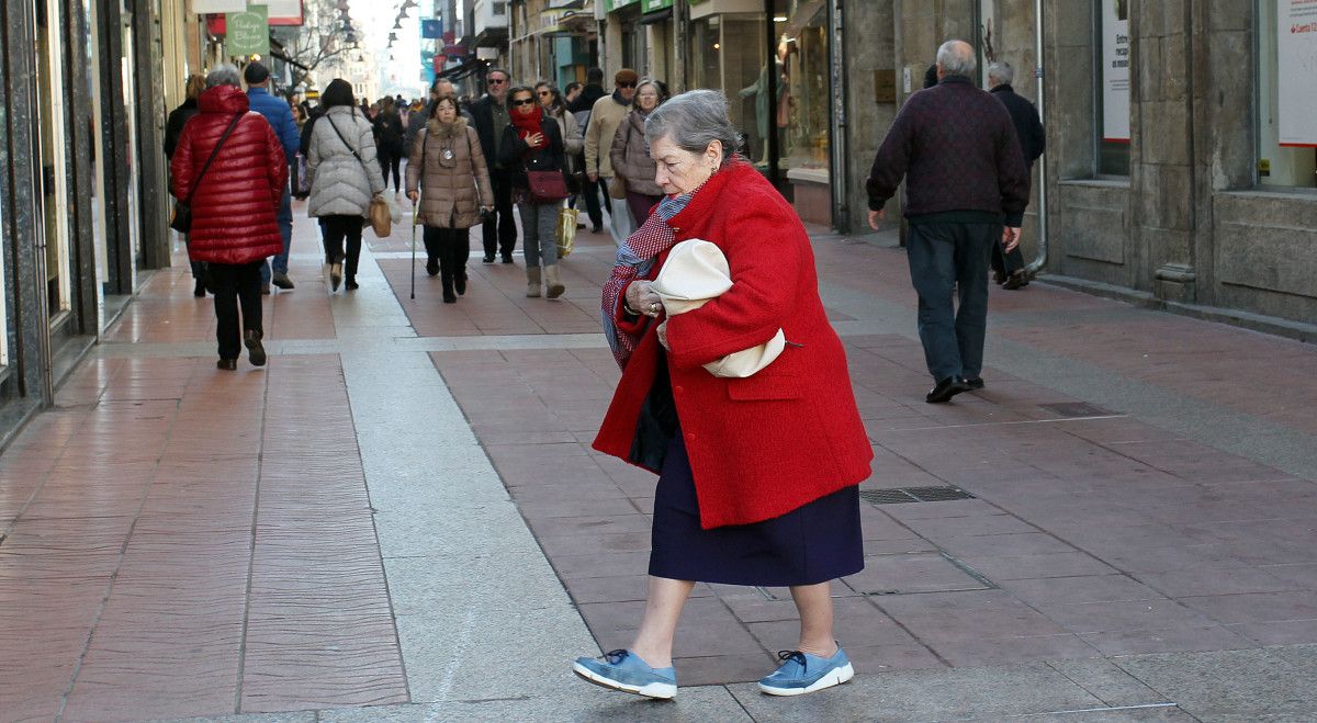 Gente paseando por las calles de Pontevedra