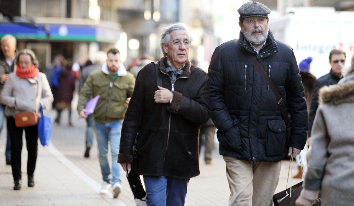 Gente paseando por las calles de Pontevedra