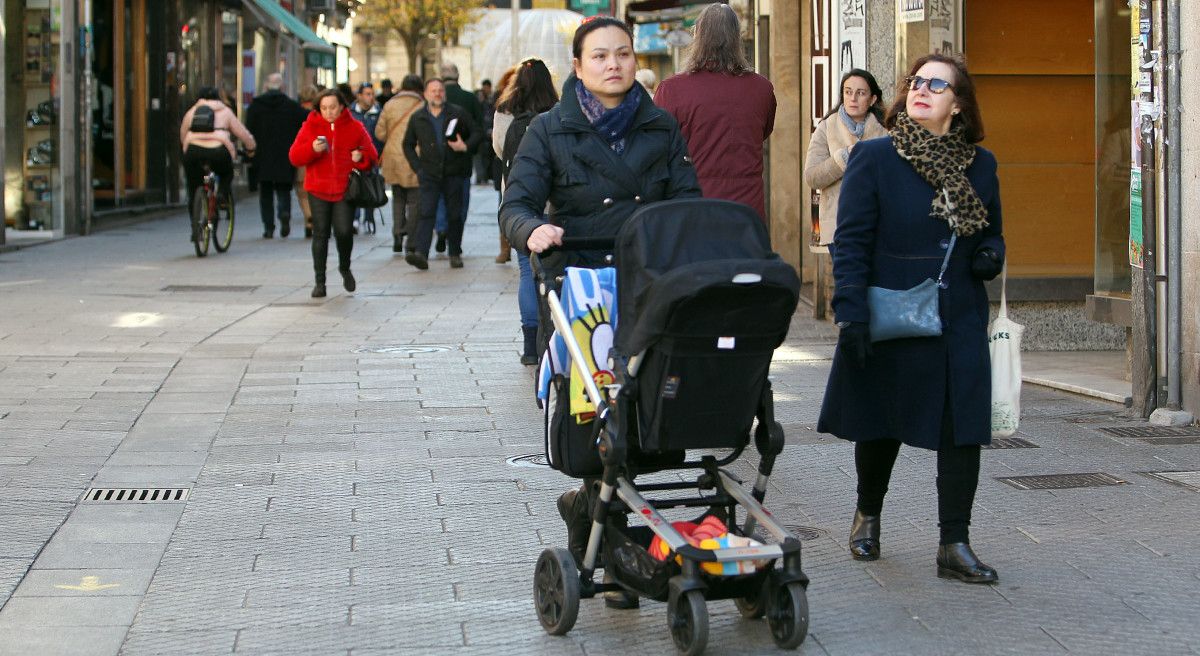 Gente paseando por las calles de Pontevedra