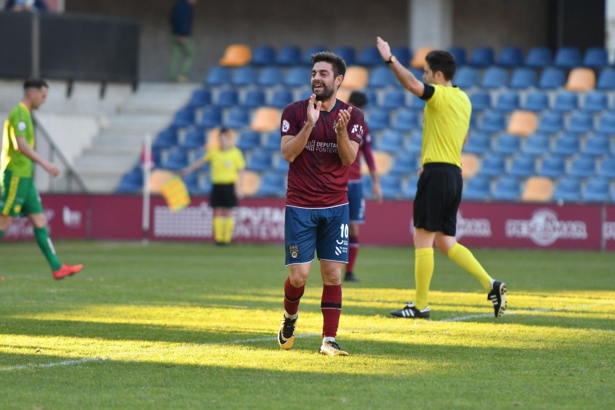 Pedro Vázquez lamenta una ocasión perdida en el partido entre Pontevedra y Unionistas en Pasarón