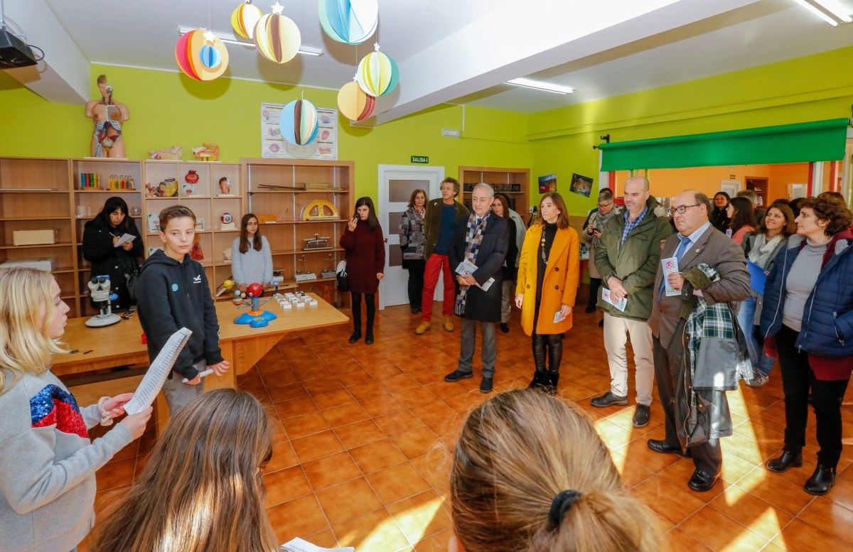 Carmen Pomar, conselleira de Educación, en la biblioteca escolar del CEIP Plurilingüe A Pedra, de Bueu