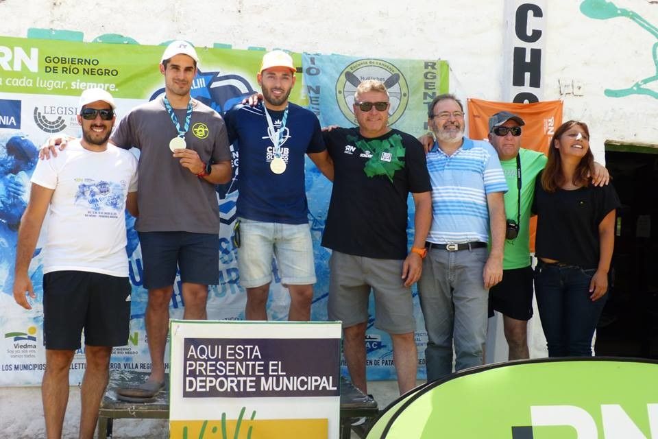 Álvaro Fernández Fiuza (segundo por la izquierda) en el podio de la Regata Internacional del Río Negro