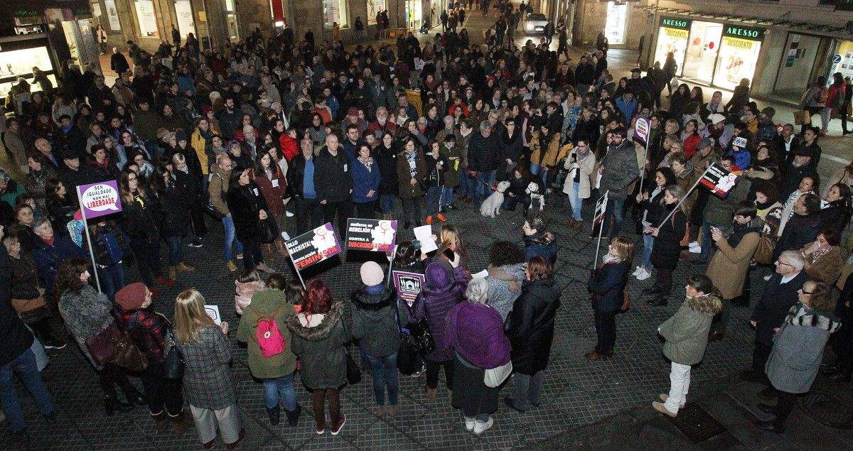 Concentración do movemento feminista de Pontevedra contra o pacto con Vox en Andalucía