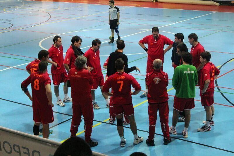 Jugadores del Balonmano Poio Artai en uno de los partidos de la temporada 13/14