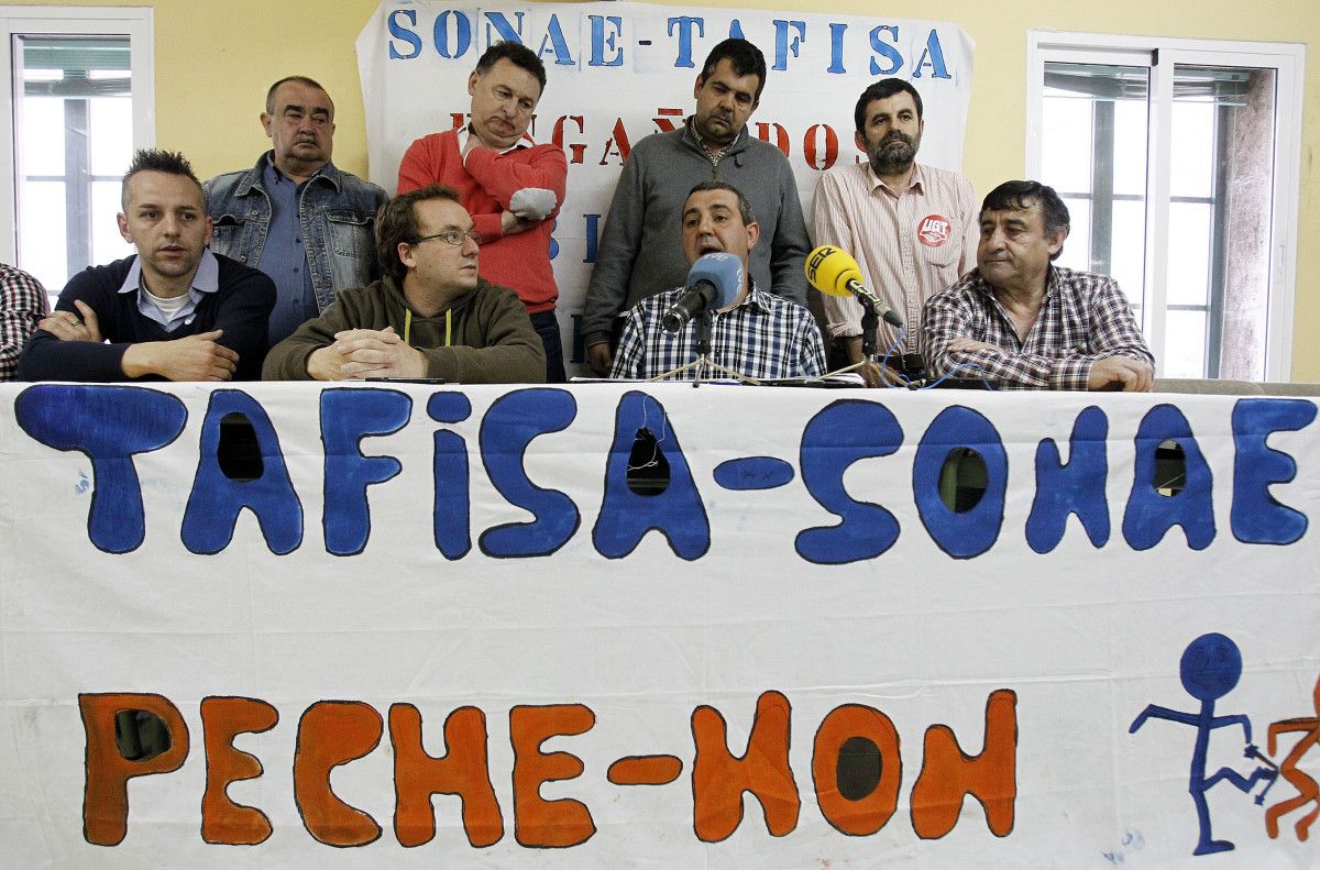 Miembros del comité de empresa de Tafisa con los secretarios comarcales de CC.OO., CIG y UGT